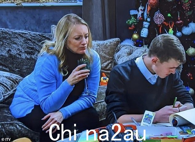 动人的场景:爱默代尔的粉丝称赞肥皂剧老板对亚瑟·托马斯角色的处理方式,在周一的剧集中向尼古拉·金出柜