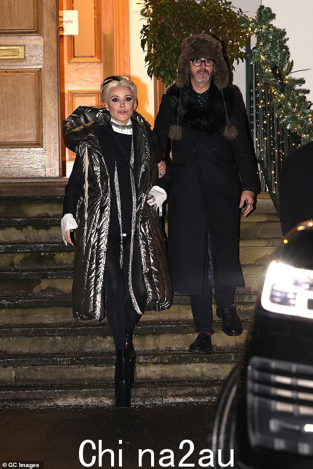 派对人士:设计师兼制作人达芙妮·吉尼斯 (Daphne Guinness) 在她闪闪发光的金属外套和厚底靴中彰显了冬季时尚