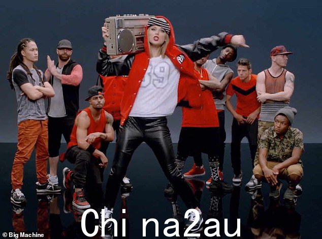 Hitmaker:Swift 与制作人 Max Martin 和 Shellback and Shake 一起作词作曲It Off 继续获得三项格莱美奖,并连续四个星期位居美国 Billboard 100 榜首