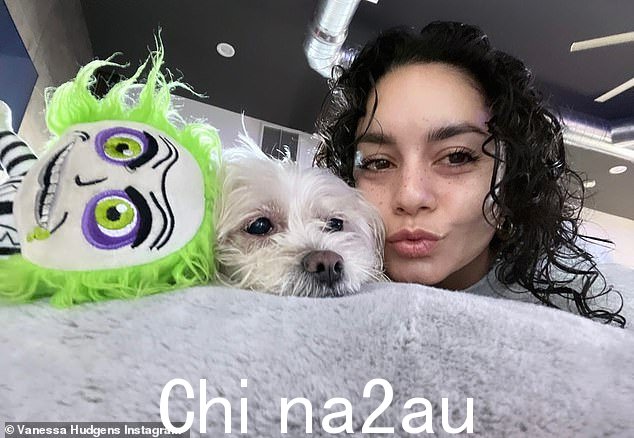 换个角度:Vanessa 只为自拍戴了假发,早些时候分享了她自然卷发的甜蜜快照