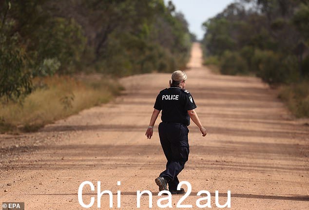 昆士兰警察局长卡塔琳娜卡罗尔将周一的枪击事件描述为“多年来我们在单一事件中遭受的最大警察生命损失”(如图,一名女警在致命枪战后调查现场)