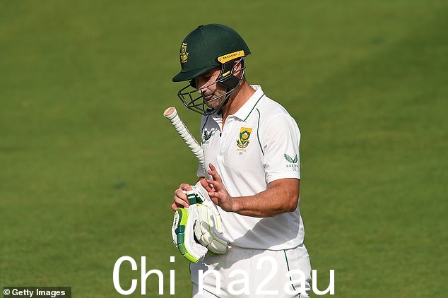 Dean Elgar 在澳大利亚 A 队和南非队在 Allan Border Field 举行的巡回赛第一天被罚下场后离场