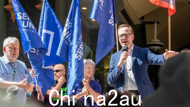 绿党参议员 David Shoebridge 是与人群。图片:NCA NewsWire /Simon Bullard