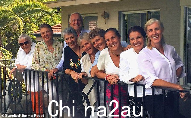 艾玛·罗西,右二,和她的其他家人在家中被大火烧毁的诺斯伍德