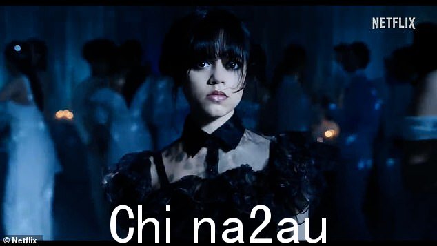 热门剧集:新的 Netflix 剧集星期三由珍娜主演,饰演亚当斯家族的标志性人物,克里斯蒂娜里奇之前扮演过这个角色