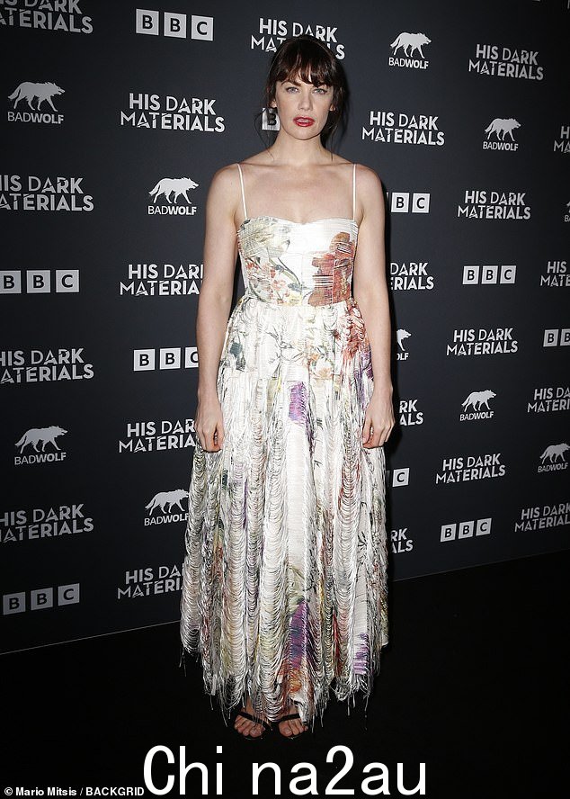 惊人:露丝·威尔逊 (Ruth Wilson) 周二在伦敦 BFI Southbank 参加了他的黑暗物质 (His Dark Materials) 最后系列的放映会,穿着一件有趣的奶油色花卉连衣裙,展现了迷人的身材