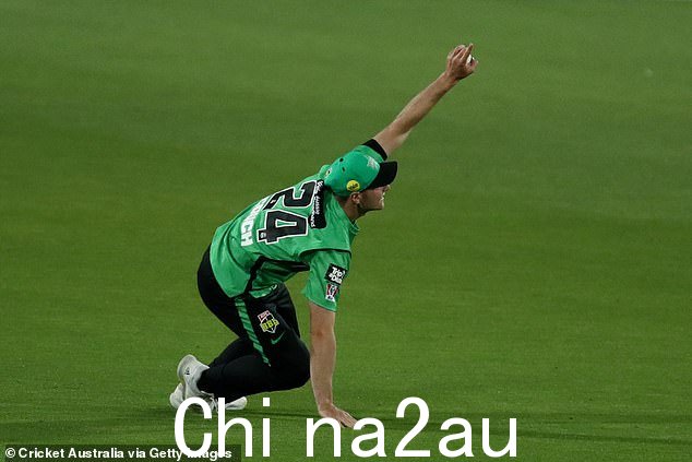 在比赛的早些时候,Couch 将 Matt Gilkes 从 Trent Boult 的保龄球中解雇,他只打了两个球进入局,两次在半空中玩杂耍球,然后才抓住它