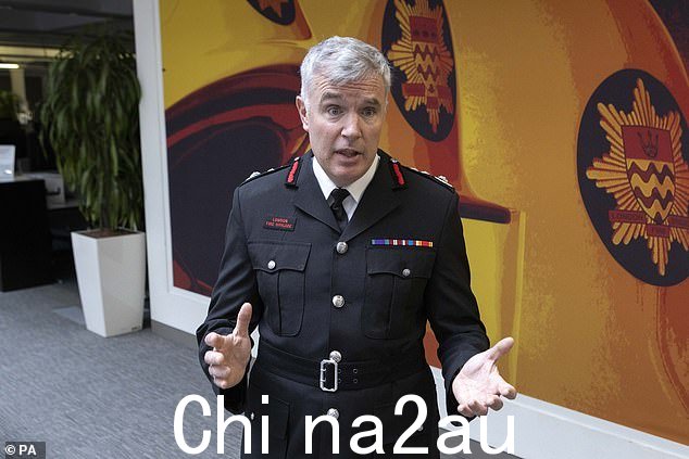 伦敦消防队队长Andy Roe (如图)在一份重磅炸弹报告揭露了服务中欺凌、种族主义和厌女症的规模后,发誓要解雇任何“种族主义”或“性别歧视”消防员