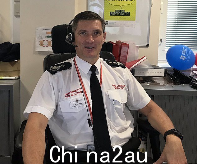 该服务的首席消防官 Huw Jakeway(如图)告诉 ITV 新闻,当他发誓要启动一个独立的 revi 时,他对这些报道感到“真正震惊和恐惧”ew