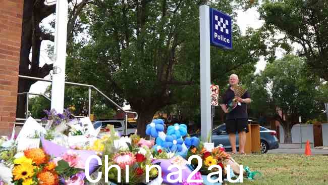 昆士兰 Chinchilla 警察局外正在种植鲜花。图片:David Clark NCA/Newswire