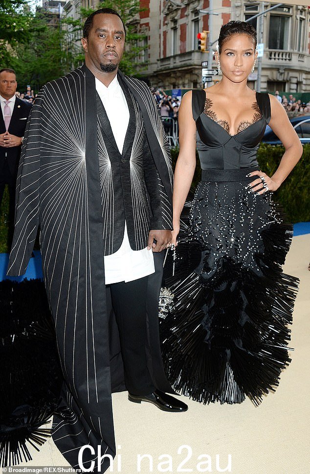 Diddy 于 2007 年开始与歌手 Cassie Ventura 约会,当时她为他的服装系列做模特——但他们一直对公众隐瞒恋情,直到 2012 年他们一起参加了他们的第一次红地毯活动边。他们在 2017 年一起出现