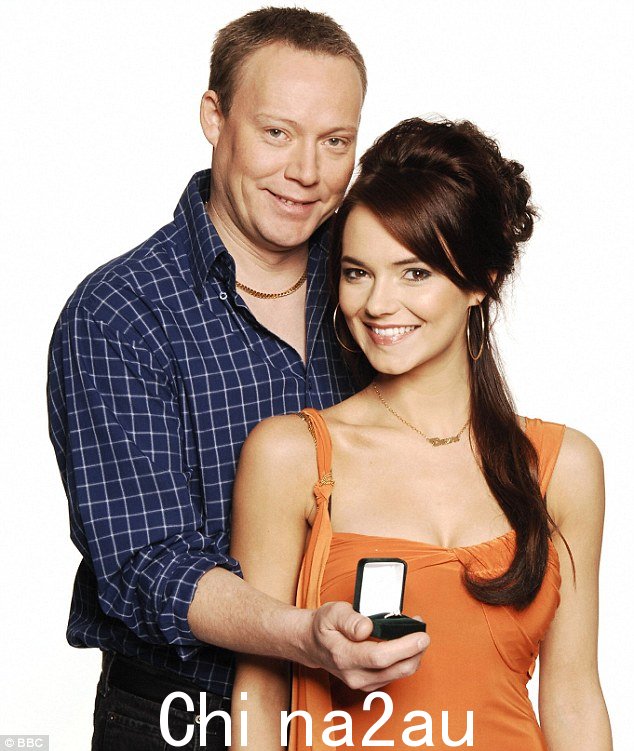 职业生涯:Kara 首次在 EastEnders 上以 Dawn Swann 的身份出名,与联合主演 Ricky Groves 合照