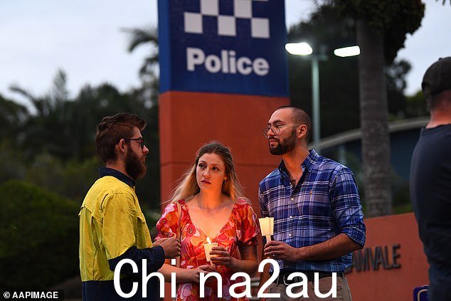 2022 年 12 月 13 日,当地社区成员参加了布里斯班南部 Calamvale 警察局为 26 岁的警员 Matthew Arnold 和 29 岁的 Rachel McCrow 举行的守夜活动