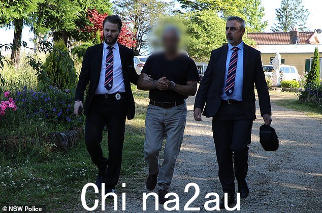 房地产开发商 Steve Nassif,69 岁,被护送出 Wentw orth Falls 的家,距离悉尼以西约 60 公里,周三清晨戴着手铐(如图)