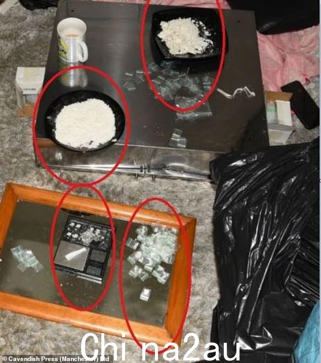 官员们发现了一个 Aldi 包,里面装有超过一公斤的快克可卡因、剃须刀刀片和额外的按扣袋