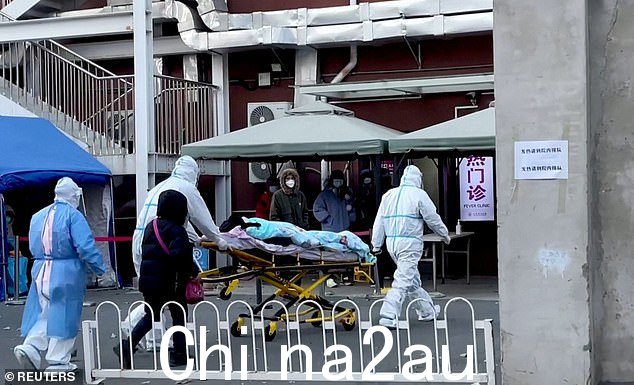 医护人员将一名患者转移到北京朝阳医院的发热门诊,据医务人员称,最近几天他们被数百名患者“压垮”了