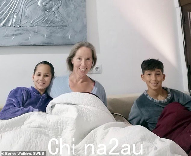 Bernie Watkins,49 岁,居住在西班牙格林纳达,但来自利物浦的 Childwall,从孩子出生起就与他们同睡。她现在仍然同床共枕左边是 10 岁的弗兰基,右边是 12 岁的卡登。 ,西班牙,但最初来自利物浦的 Childwall,自孩子出生以来就与他们同睡。她现在仍然与 10 岁的 Frankie(左)和 12 岁的 Caden(右)同睡</p> <h2>相关文章</h2> 上一页 2 下一页 <img src=