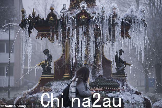 昨天,整个佩斯利市的雾和冰继续冻结,苏格兰将迎来十多年来最寒冷的 12 月。图为:佩斯利的大喷泉,由于低于零的温度而结冰
