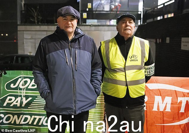 RMT 工会老板米克林奇(左图)在铁路罢工的第二天与一名工会官员在尤斯顿火车站外的纠察线上