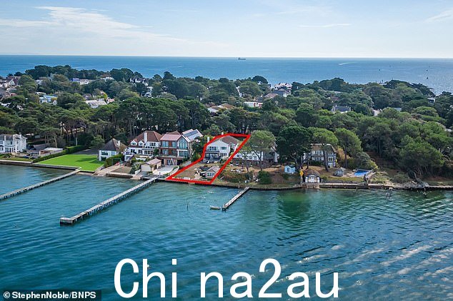 规划许可已获得拆除全景路 96 号,并用三层立方体房屋取而代之