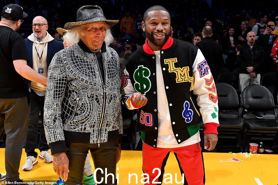 说到湖人超级球迷! James Goldstein(左)在比赛开始前与拳击手 Floyd Mayweather Jr.(右)闲逛