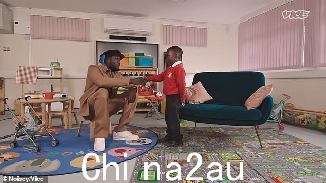 家庭:第一个进入的孩子是 Josiah,据透露他是 Stormzy 自己的侄子,热门制作人自豪地宣称:'那是我的侄子!'