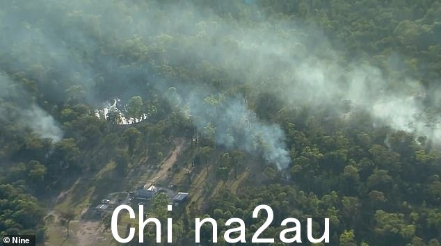三名枪手向四名在场警官开火,然后点燃火(上图)以熏出一名幸存者