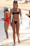 模特蒙大拿考克斯穿着紧身比基尼炫耀她令人难以置信的身材，因为她享受海滩日