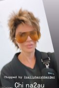 Lisa Rinna 在 WeHo 沙龙“被 Sally Hershberger 砍伤”后皱起她枕头般的噘嘴