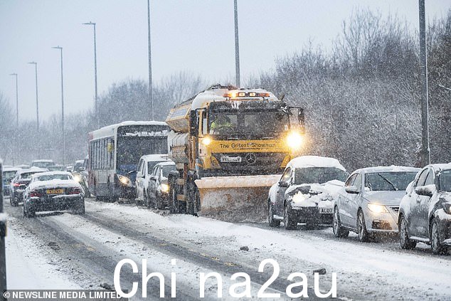 12 月 14 日,星期三,在阿伯丁郡 A944 公路上一辆除雪机在排队等候