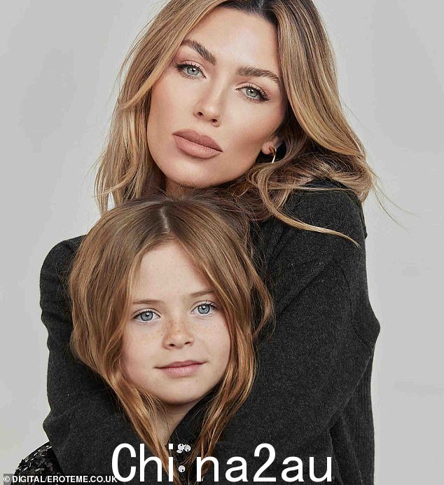 Abbey Clancy 和她的女儿。Abbey 在 Tesco 为 F&F 做广告时带着她的孩子去上班