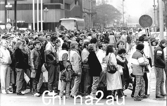 图:柏林墙于 1989 年 11 月重新开放后在边境排起了长队,等待穿过柏林墙。经过几周的内乱,东德政府于 1989 年 11 月 9 日宣布所有东德公民都可以访问西德和西柏林