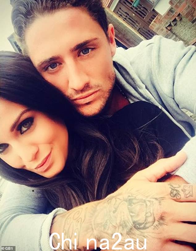 在 MTV 节目期间,他勾搭上了 Vicky Pattison(2015 年与 Bear 合照)。他们的恋情并没有持续多久,后来赢得了《我是名人》的帕蒂森指责贝尔利用她的名气来登上名人大哥