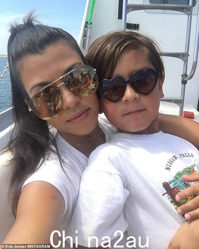 哦,男孩:Kourtney Kardashian 和 Scott Disick 的两个儿子在星期三过生日。与现年 13 岁的 Mason 一起看到