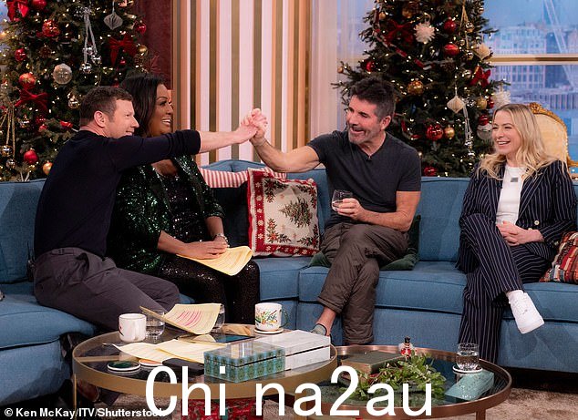 老朋友:Lucy 与 X Factor 主持人 Dermot O'Leary 重聚,他与 Alison Hammond 一起出席