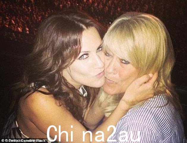 母亲:Caroline 的母亲 Christine 谈到 Flackstock 时说:'不仅是 Flac kstock 是纪念嘉莉最积极的方式,但她所爱的慈善机构将从收益中受益'