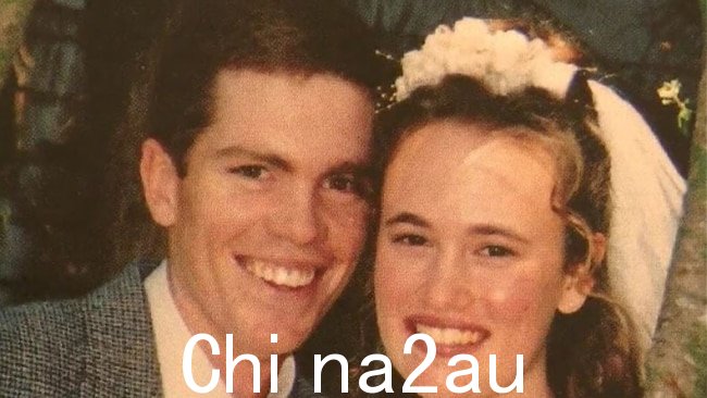 Nathaniel Train 与 Stac 合照ey Train,后来与他的兄弟 Gareth 结婚。图片:A Current Affair