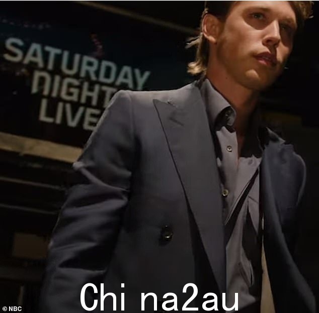在旅途中:当奥斯汀大步走向每周都会介绍主持人的著名舞台时,在后台播放令人回味的弦乐