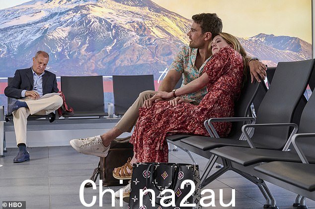 Happy:Cameron 和 Daphne 在候机楼里看起来很开心,Ethan 和 Harper 也一样,因为 Portia 在候机楼里找到了 Albie