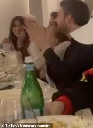 终于笑了:有人看到扮演酒店经理 Valentina 的 Sabrina Impacciatore 在酒醉的晚餐上拍手