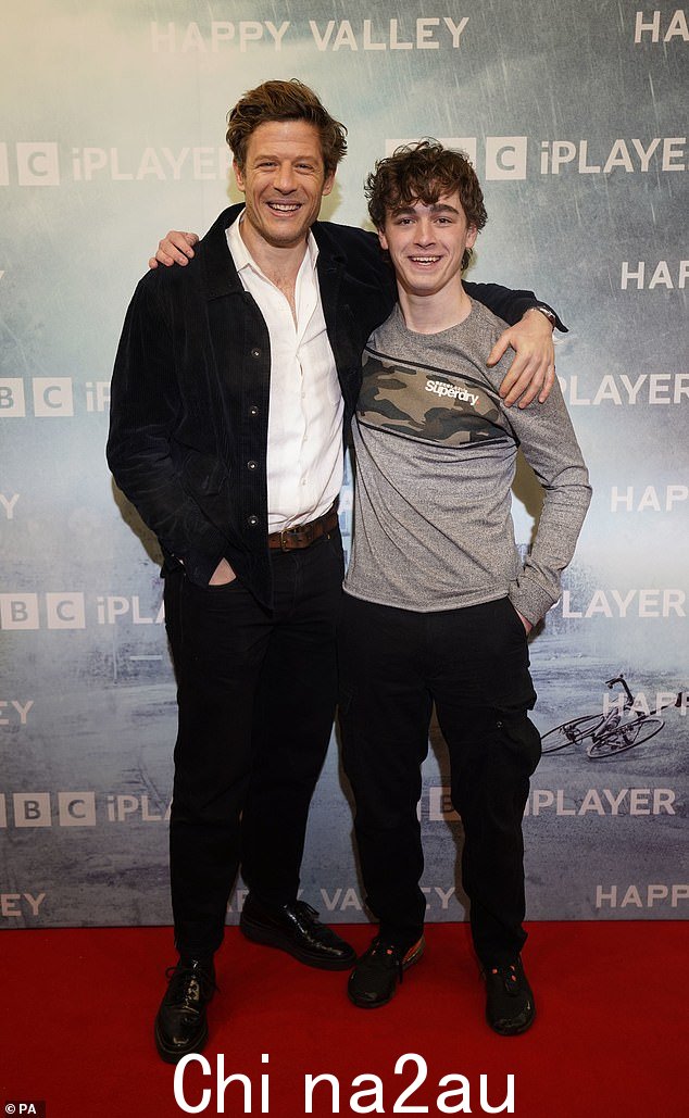 好伙伴:James 摆姿势时心情很好d 与 Rhys Connah,他在 BBC 电视剧中扮演 Ryan Cawood