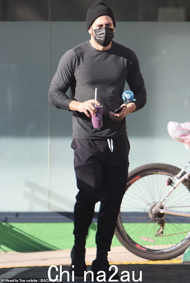 Off he goes: Jake Gyllenhaal 本周在洛杉矶浮出水面时穿着紧身上衣展示了他肌肉发达的体格