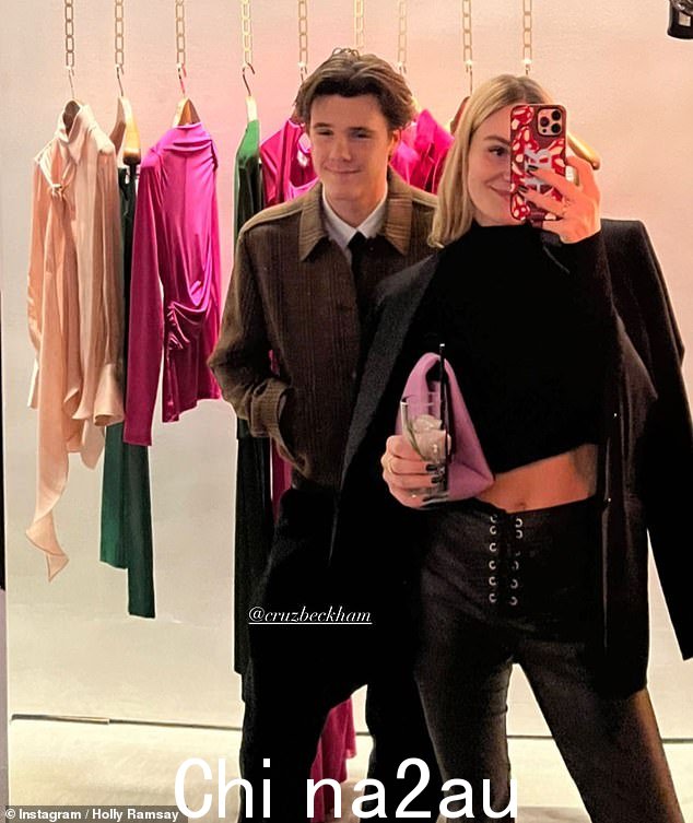 好朋友!周三,Holly 还和她 17 岁的朋友 Cruz Beckham 一起度过了一个愉快的夜晚,因为他们参加了他母亲 Victoria 的时髦美容活动
