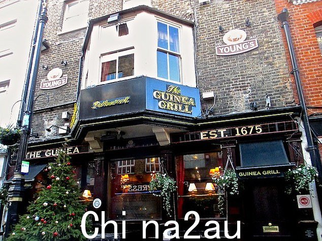 不和谐的声音是由计划将 Guinea Grill 酒吧和餐厅扩展到 Bruton Place 的邻近建筑物中引起的,该建筑物通向 Bruton 街