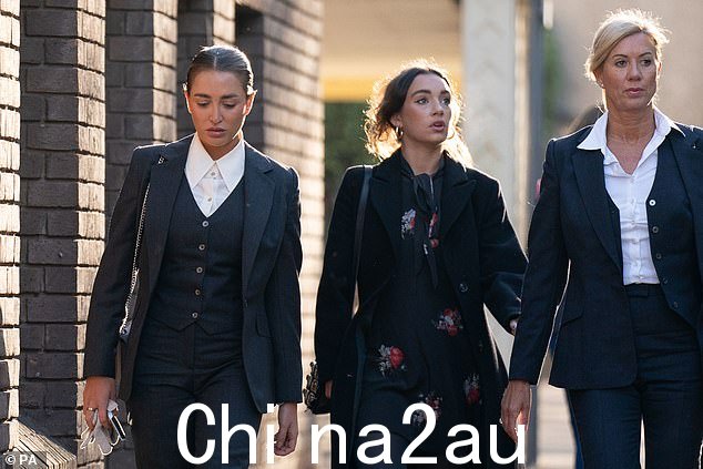 哈里森女士(左,本月早些时候在切姆斯福德皇家法院)说她从未同意分享视频,并且正在寻求民事赔偿和刑事审判。她说她在 2020 年 12 月发现该视频在线,不得不雇人将其从色情网站上删除