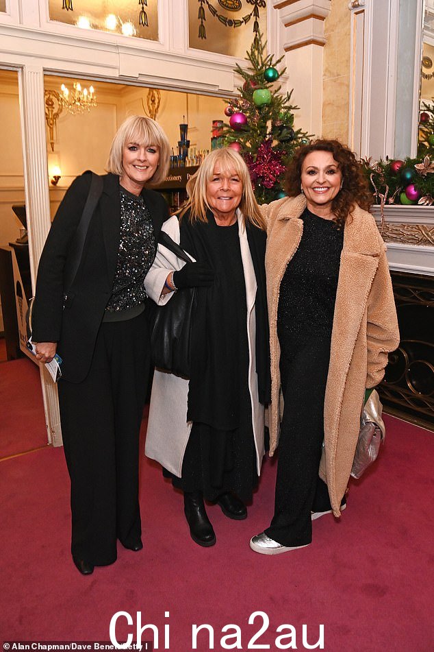 他们在这里:宽松女装 Jane Moore、Linda Robson 和 Nadia Sawalha 合影留念