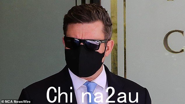 霍华德在审判期间被拍到悉尼唐宁中心外