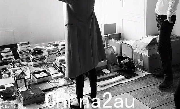搬出去:Meghan 和 Harry 在收拾 Frogmore 小屋时站在成堆的书旁边