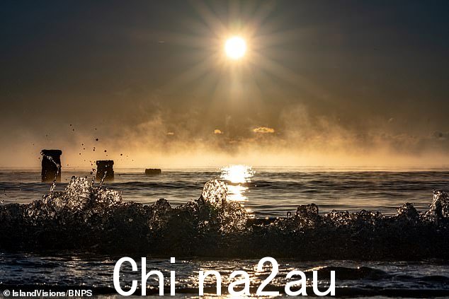 寒冷的天气使南海岸的海域类似于冰岛常见的温泉