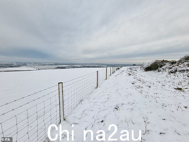 12 月 14 日星期三,康沃尔郡的 Castle An Dinas 大雪覆盖了地面,在北极风暴席卷该国之后